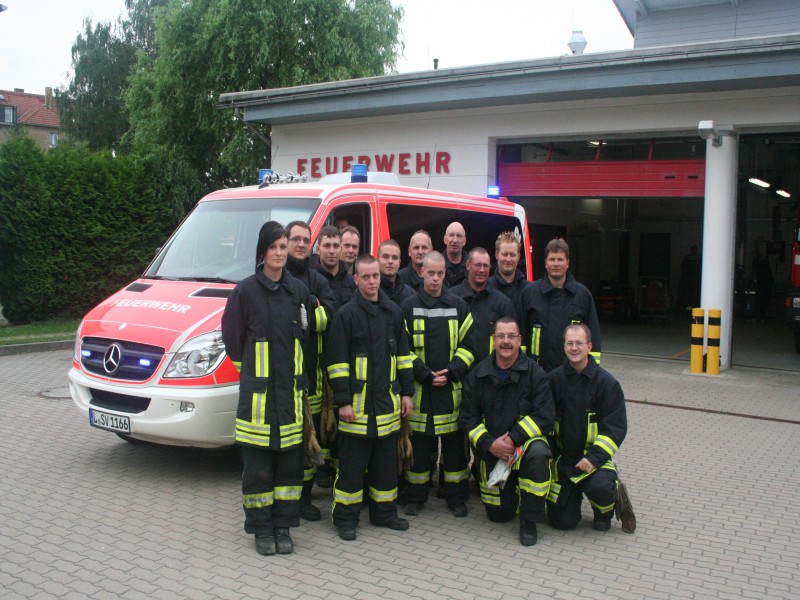 Gruppenfoto nach der Übergabe des neuen Mannschaftstransportwagens (MTW)