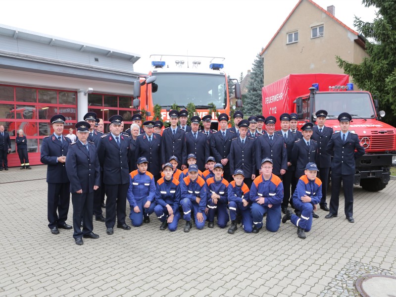 Gruppenfoto nach der Übergabe des neuen Gerätewagen Logistik 2 (GW-L2)